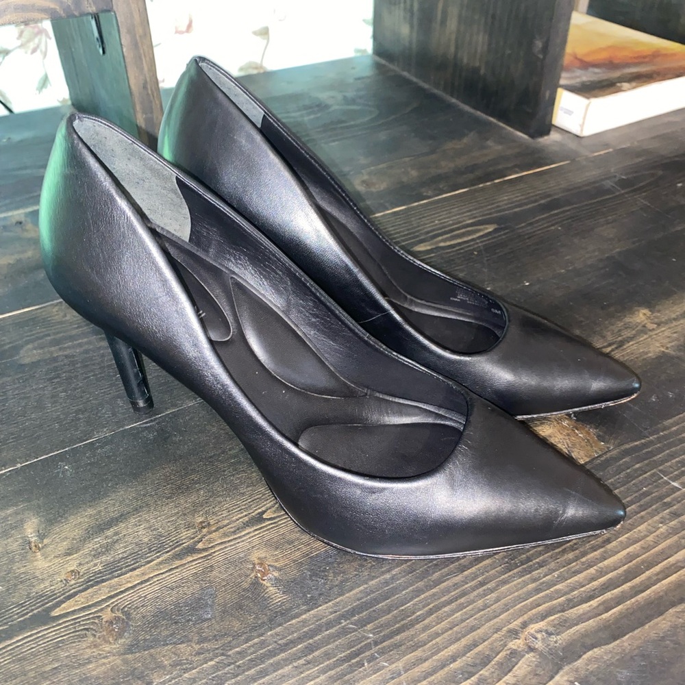 Antonio Melani 3.5” black pumps